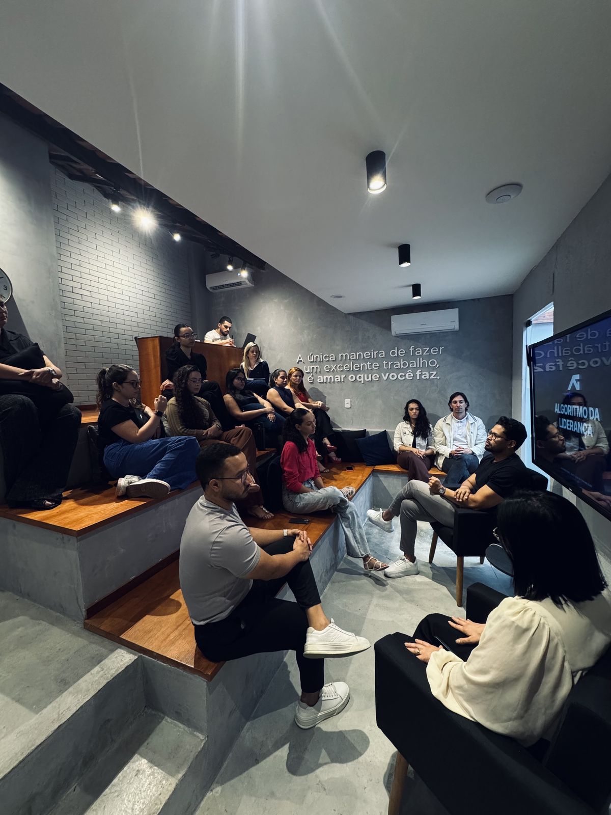 Grupo reunido em degraus durante uma apresentação